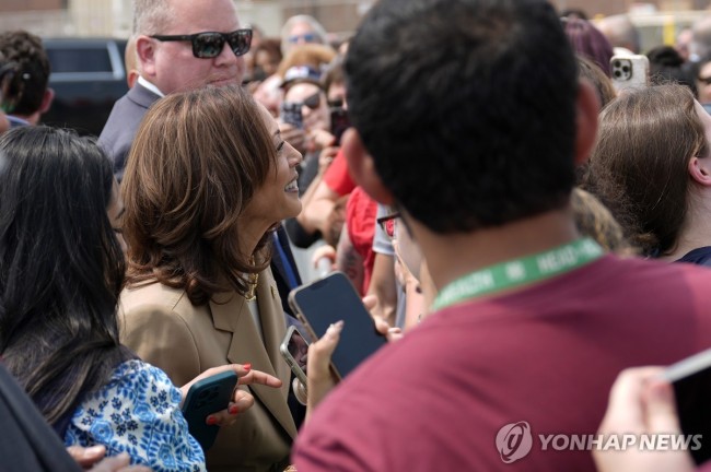 지지자들에게 인사하는 카멀라 해리스 부통령