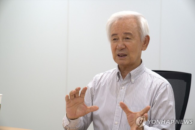 연합뉴스와 인터뷰 중인 김홍신 