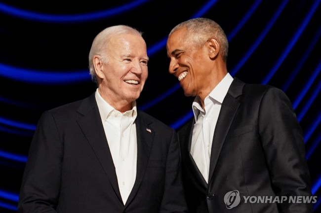조 바이든 대통령(좌측)과 버락 오바마 전 대통령(우측)