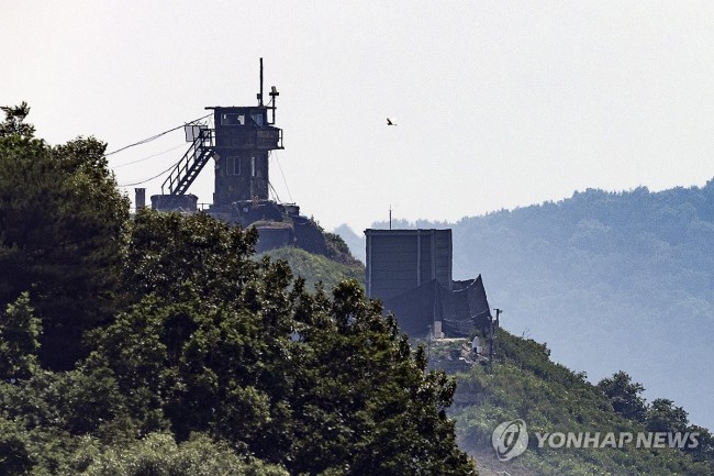 위장막 설치된 접경지