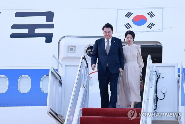 워싱턴DC 도착한 윤석열 대통령 부부