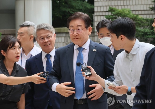 속행 공판 출석하는 이재명 전 대표