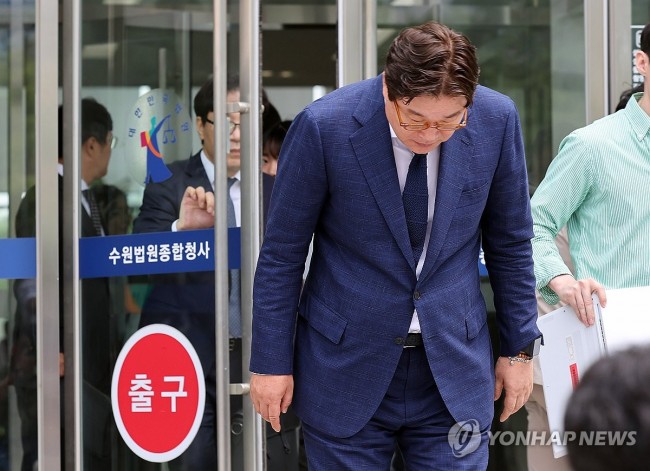고개 숙인 김성태