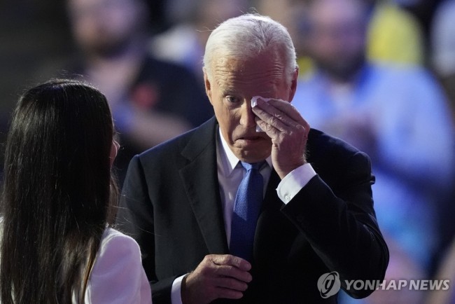 눈물 닦는 바이든 미국 대통령