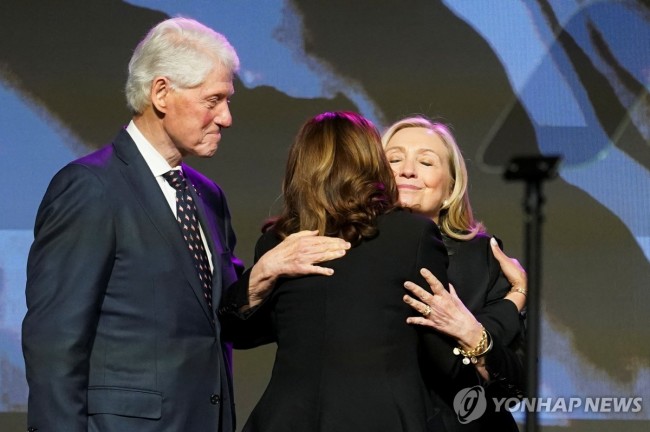 포옹하는 해리스 미국 부통령과 힐러리 클린턴