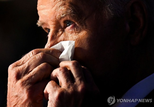 눈물을 닦는 조 바이든 대통령