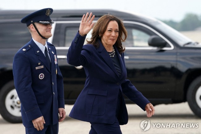 취재진에 손 흔드는 해리스