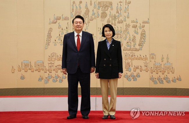 윤석열 대통령, 이진숙 방송통신위원장 임명장 수여