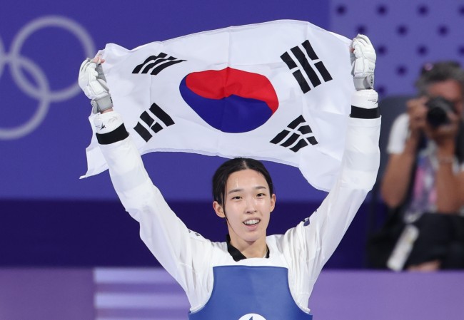 김유진, 태권도장에서 태극기 휘날리며