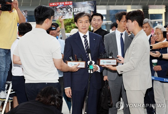 질문 답하는 조국 대표