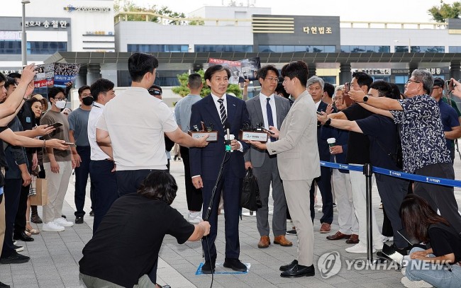 취재진 앞에 선 조국 대표