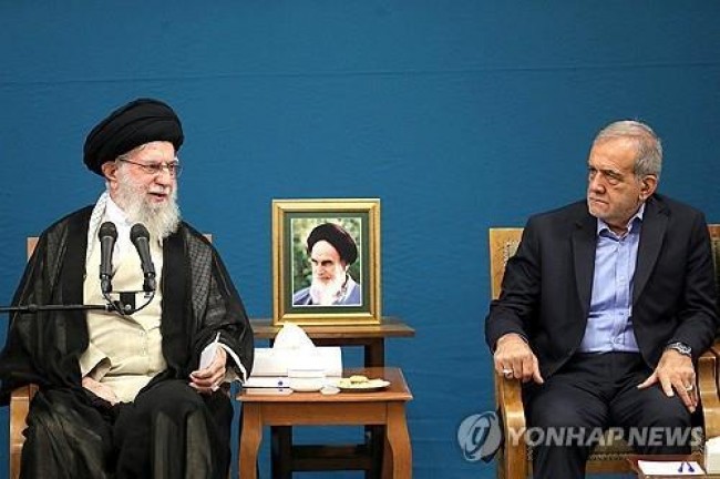 이란의 최고지도자 세예드 알리 하메네이(좌) 마수드 페제시키안 대통령(우)