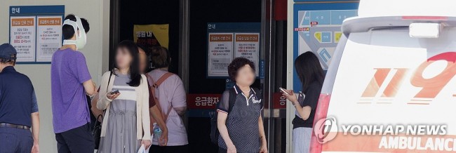 대형 병원 응급의료센터에서 대기 중인 시민들