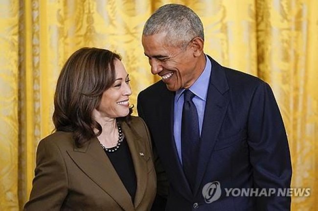 카멀라 해리스 미국 부통령과 버락 오바마 전 대통령