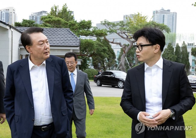 윤석열 대통령, 국민의힘 한동훈 대표와 대화하며 이동
