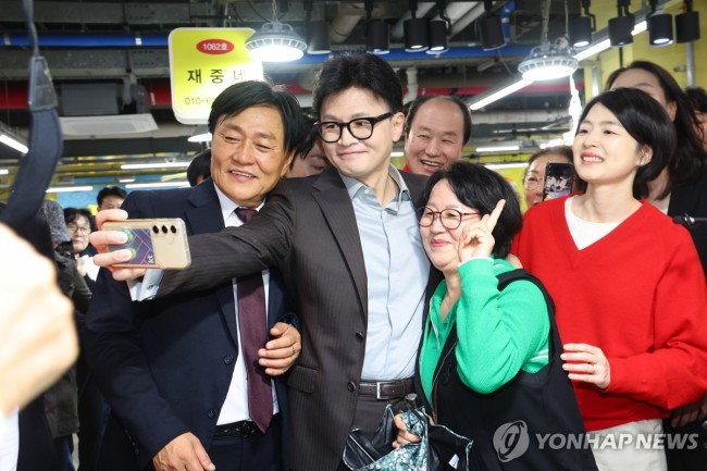 강화 풍물시장 찾아 감사 인사하는 한동훈 대표