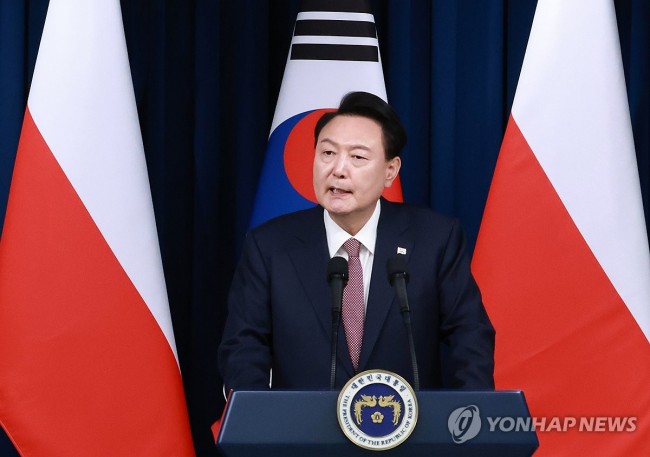 한·폴란드 공동 언론발표, 질문에 답하는 윤석열 대통령
