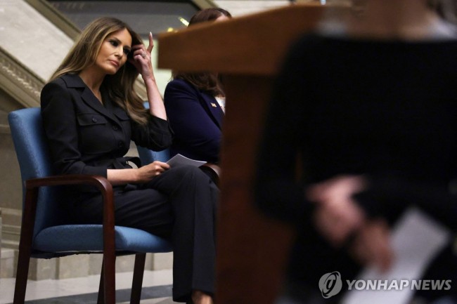 2023년 12월 15일(현지시간) 미국 워싱턴 DC의 국립문서기록보관소에서 귀화 행사를 앞두고 소개를 기다리는 멜라니아 여사 