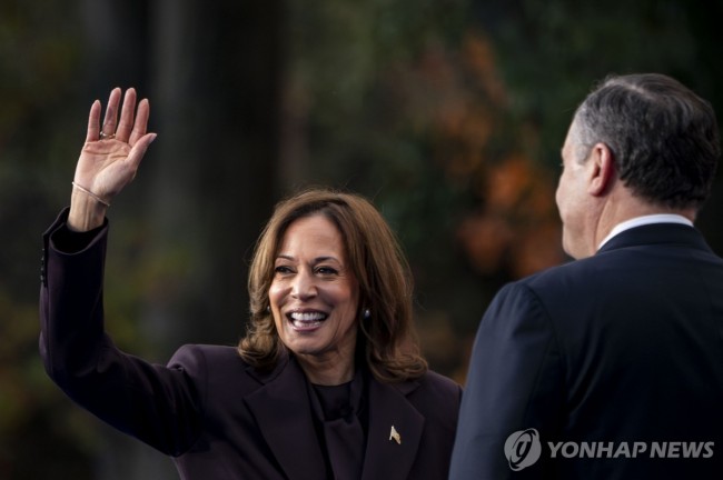 6일(현지시간) 미국 워싱턴DC 하워드대에서 지지자들에게 인사하는 해리스