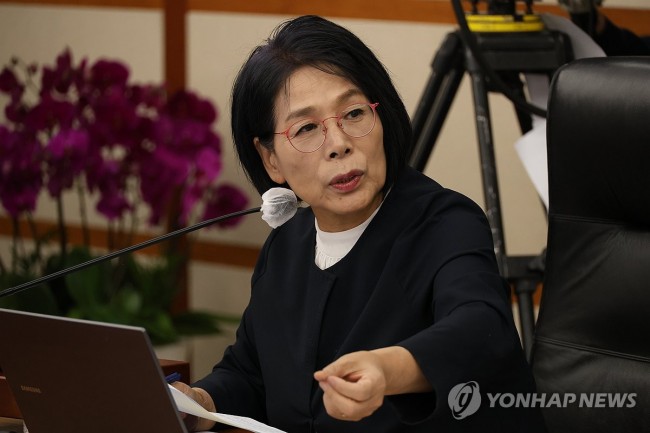 발언하는 최민희 위원장