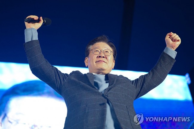 연단에 오른 민주당 이재명 대표