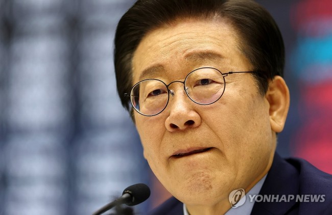 굳은 표정의 이재명 대표
