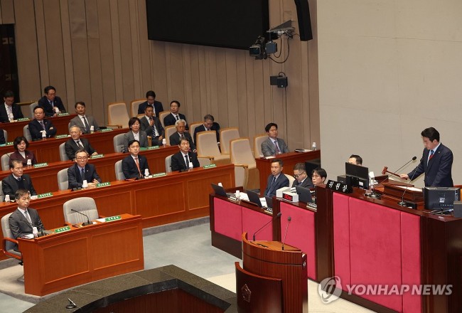 의사봉 두드리는 박정 위원장