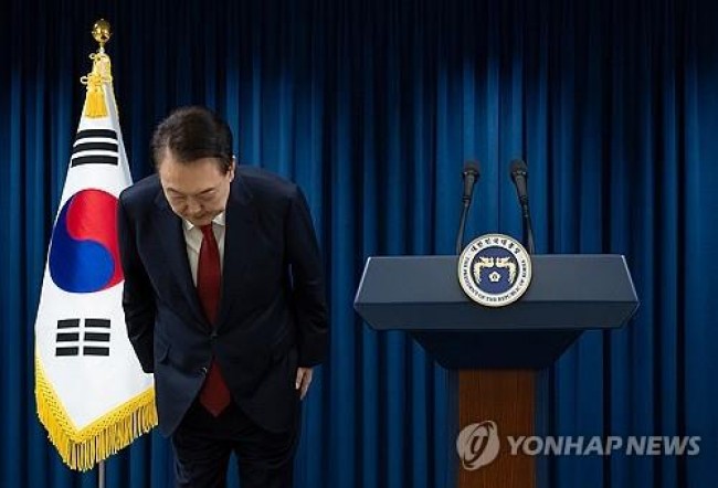탄핵 표결 전 대국민 담화, 인사하는 윤석열 대통령