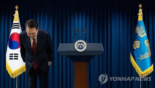 탄핵 표결 전 대국민 담화, 인사하는 윤석열 대통령