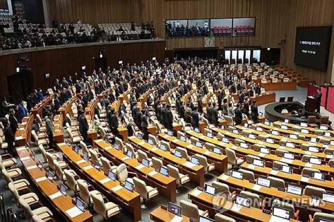 표결 불참한 국민의힘 의원 호명하는 야당 의원들