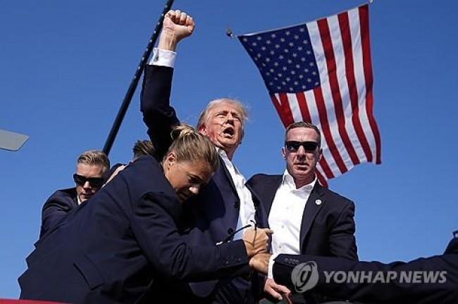 피 흘리며 주먹 치켜든 트럼프 전 대통령