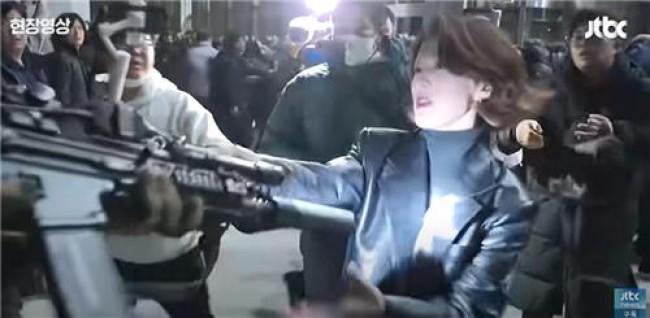 계엄군 총 잡은 안귀령 대변인