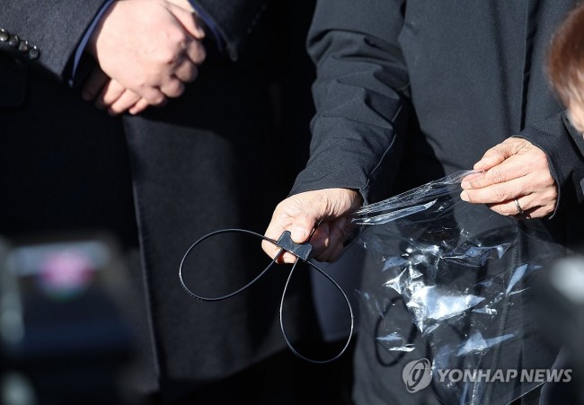 계엄군 수갑 살펴보는 이재명 대표