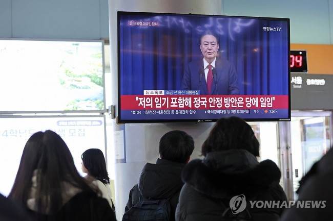 대국민 담화 지켜보는 시민들