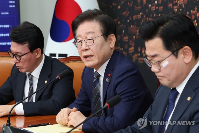 답변하는 이재명 대표