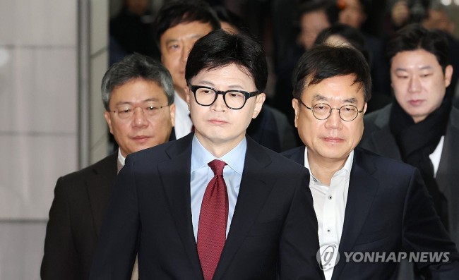 회의실 향하는 한동훈 대표와 최고위원들