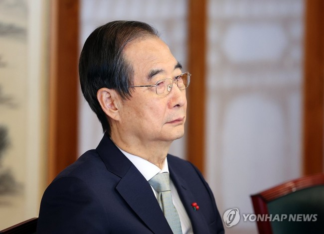 발언 경청하는 한덕수 권한대행