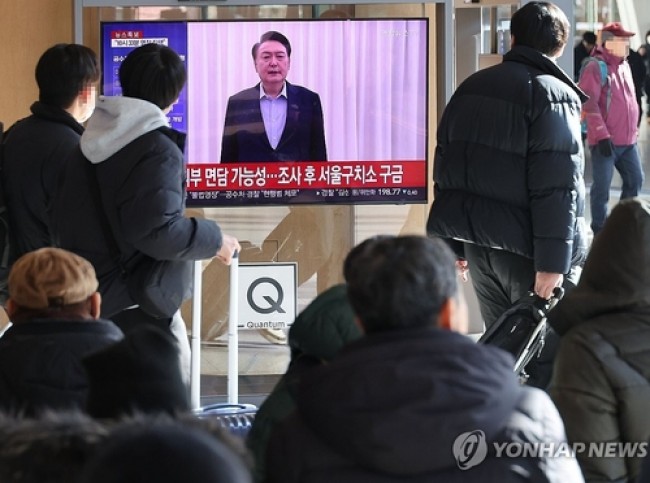 뉴스 보는 시민들