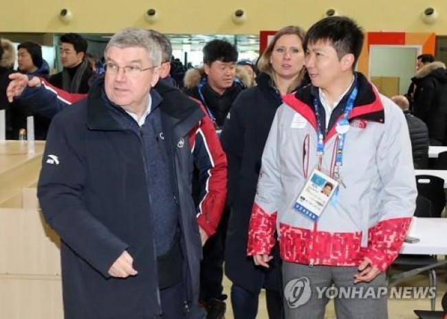 바흐 IOC 위원장(왼쪽)과 평창선수촌장 당시의 유승민 당선인 