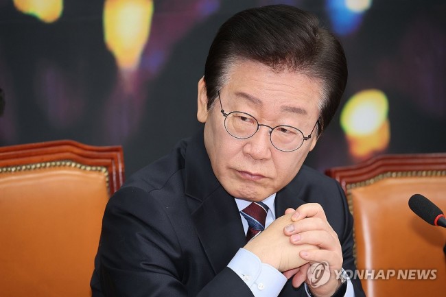생각에 잠긴 이재명 대표