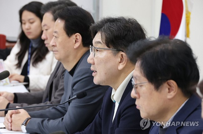 발언하는 권성동 원내대표