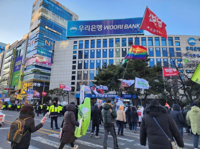 울산 도심 행진하는 탄핵 찬성 집회 참가자들