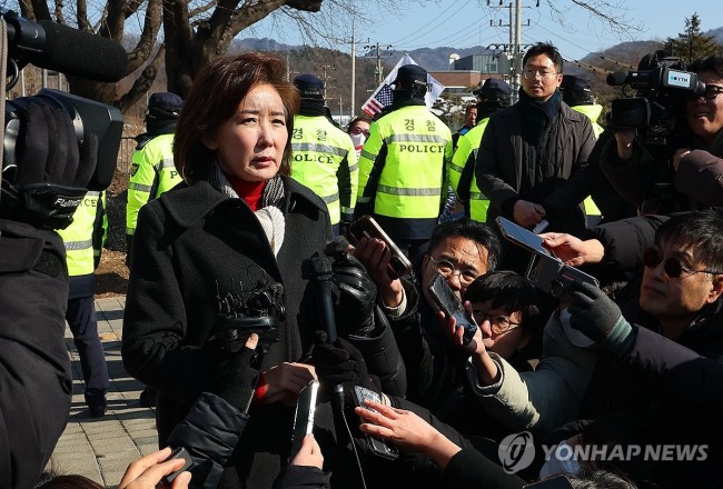 취재진 질문에 답하는 나경원 의원