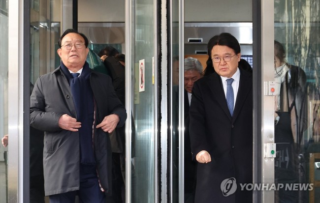 법정 나서는 송철호-황운하