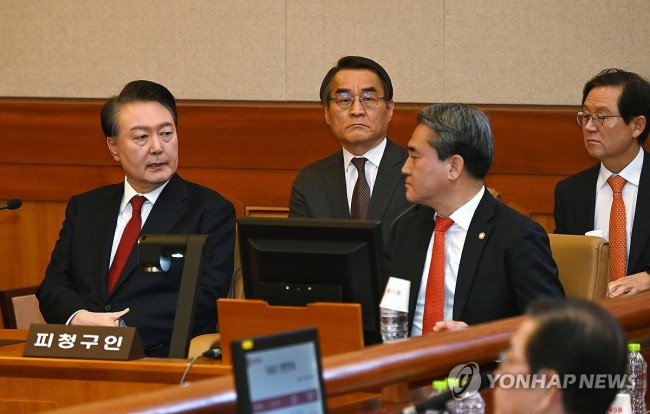 변호인단과 대화하는 윤 대통령