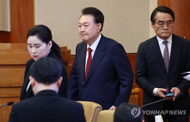 자리로 향하는 윤석열 대통령