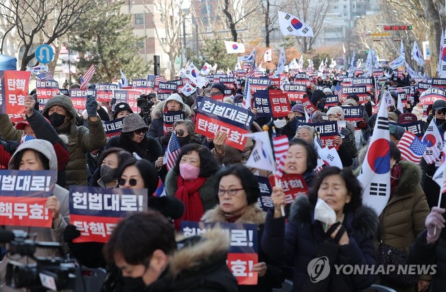 탄핵 무효 외치는 대통령 지지자들