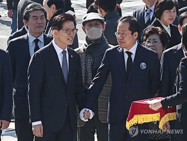 '무슨 생각 할까' 홍준표 시장과 만난 김문수 장관