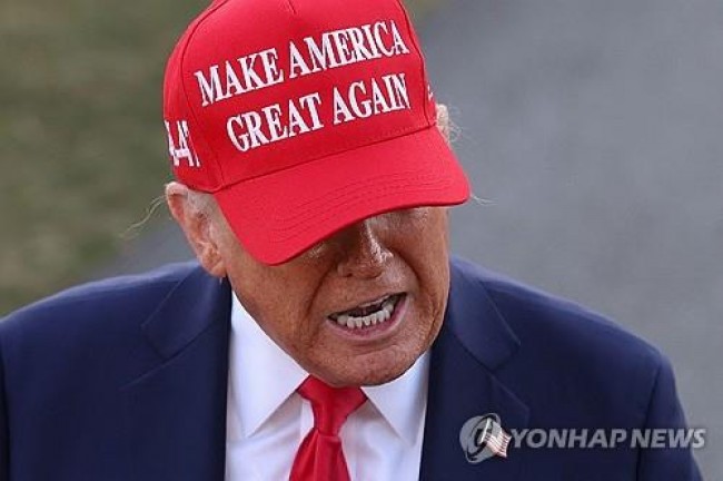 언론 앞에서 젤렌스키 비판하는 트럼프