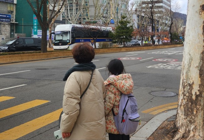 하굣길 탄핵반대집회 바라보는 학부모와 자녀